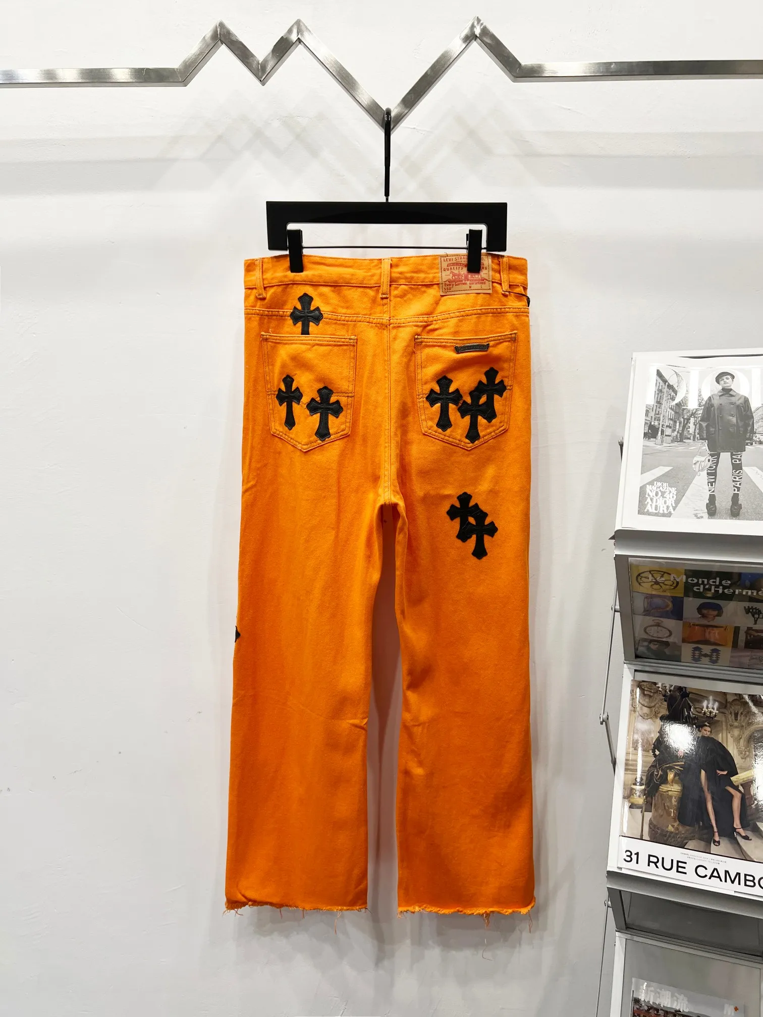 P220 style number: (K560) ChromeHeart & Chrome Heart Same style as Yang and Su Extinct Virgil co-branded flare jeans Original hardware accessories washed and other elevators, QR code analysis are all purchased from the original factory, high degree of restoration, welcome to compare with a certain product ~ Three-dimensional version Loose and comfortable, not picky about the figure Appear tall and slim Large factory Seiko Original factory quality control Same style for men and women Can be matched with couples Versatile recommendation Necessary jeans for all seasons Hipsters have been disappointed From the quality selection of fabrics, the tailoring of details, and the matching of patterns, everything is impeccable! The upper body is so handsome when worn...it can be easily worn by men, women and children! The craftsmanship is made of heavy-duty washed pure cotton denim fabric. After washing, it is soft and thick and looks very stylish when worn. Size: 30-32-34-36 Color: Orange